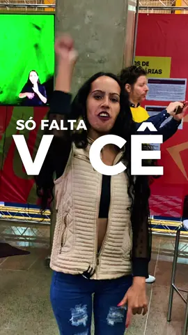 🎤 A população já marcou presença no CEU Parelheiros! Agora só falta você! Em instantes começa a Tribuna Popular e queremos ouvir a sua voz. Vem pra cá! ✨ #ParaTodosVerem: Vídeo mostra cidadãos apontando para a câmera e chamando a atenção de quem esta assistindo ao vídeo. Nele esta escrito 