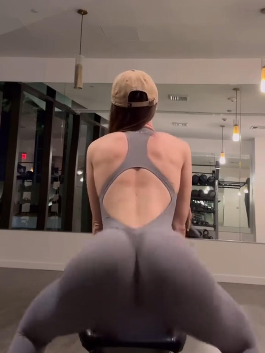 Phía sau em 💝 #GymLife #shegym #squat #squarebody #gymnastics 