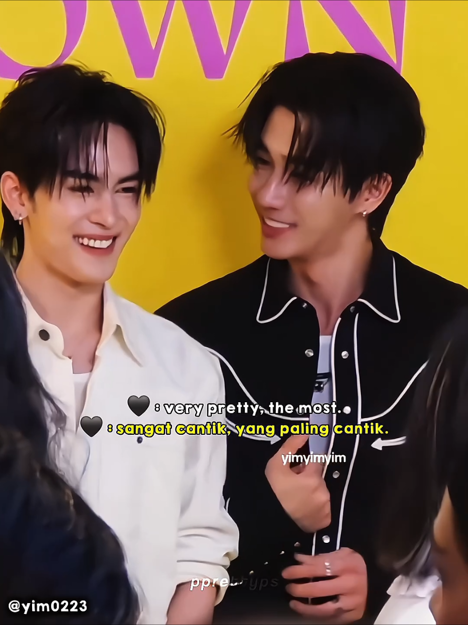 Santa is so cute being shy, while Perth looks like he's in love🖤🤍. #perthsanta #perthppe #santapp 
