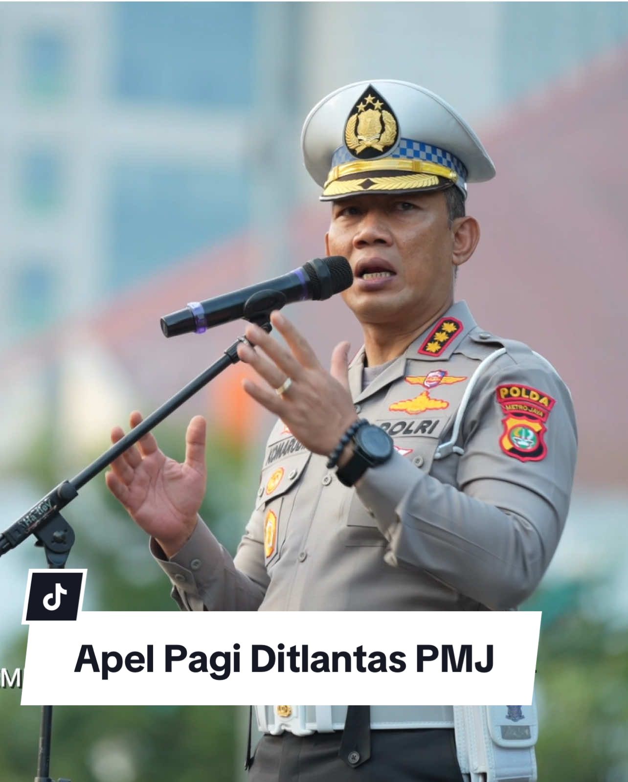 Apel Perdana Ditlantas Polda Metro Jaya dipimpin langsung oleh Direktur Lalu Lintas Kombes Pol. Komarudin, S.I.K., M.M. Apel ini menjadi bentuk penguatan komitmen seluruh personel dalam menjalankan tugas di lapangan. Dalam arahannya, Dirlantas menyampaikan rasa syukur atas kesiapan anggota, sekaligus mengingatkan pentingnya kehadiran petugas di tengah masyarakat untuk menjawab tantangan ke depan. Kehadiran personel diharapkan mampu menjadi jawaban atas kebutuhan masyarakat. Dengan program unggulan Dirlantas yaitu 