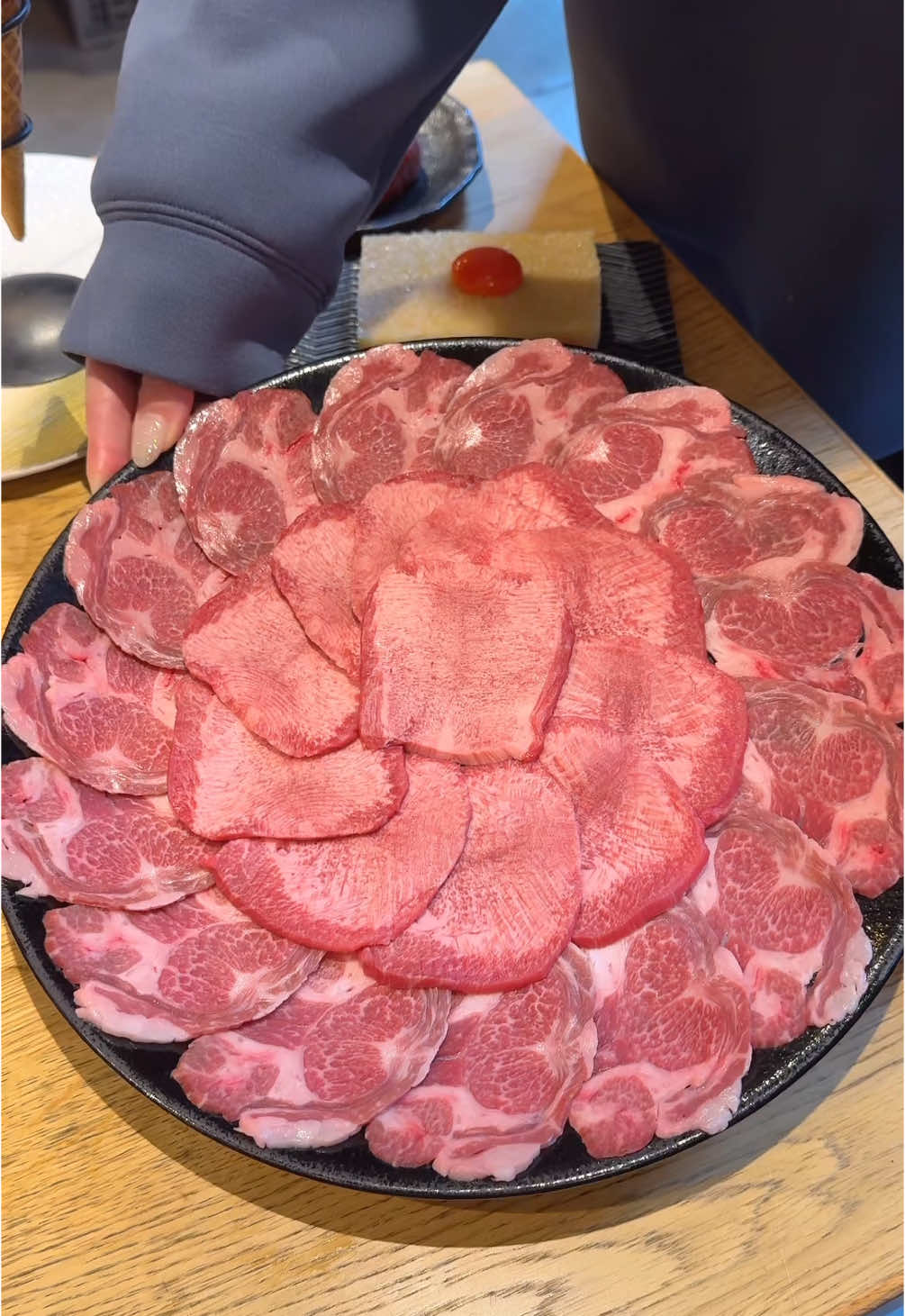 極厚レバーや生肉ユッケを堪能できる焼肉店！ 【ヒロキヤ】 @東京：恵比寿駅から徒歩4分 他店ではお目にかかれないサイズの新鮮レバーを豪快に焼き上げる「マジックレバー」はインパクト抜群で、焼いてからゴマ油に浸して食べると格別！ 生肉の取扱許可を取得しているため生肉ユッケを堪能することも可能。 タレや味噌ベースのユッケが提供されていて、肉の旨みをフルに味わえる一皿で絶対に食べるべき逸品です！ 牛タンの色々な部位を詰め込んだ盛り合わせやレア肉をガッツリ敷き詰めたシャトーブリアンカツ丼（事前予約品）もオススメ！！ マジックレバー1800円(2人前オーダー) タレユッケ2500円 味噌ユッケ2500円 シャトーブリアンの閉じないカツ丼5800円 牛タンの盛り合わせはS〜XLまでサイズ展開されています！ ちなみにランチはユッケ定食を提供していて、それもかなりオススメです！ ⏰12:00〜14:00,17:00〜23:00 🏪年末年始 📍 東京都渋谷区恵比寿西1-4-7 リエール恵比寿 1F #東京グルメ #japanfood #tiktokfood 
