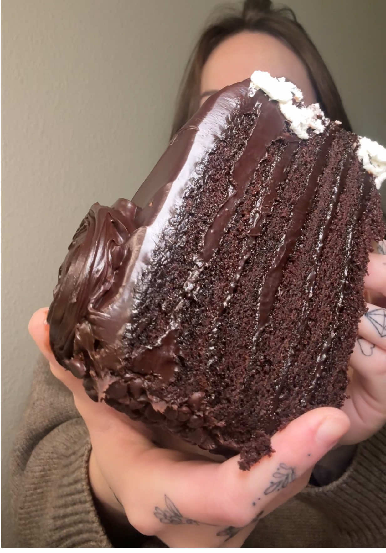 chocolate cake will always be better than vanilla cake🤎 @The Cheesecake Factory #cheesecakefactory #chocolatecake #chocolate #chocolatelover #chocolatefudgecake #cake #mukbang #mukbangeatingshow #asmr #asmreating #eatingsounds 