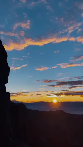La vida no se repite. Este instante, este día, esta posibilidad de ser feliz… es única. No la desperdicies cargando lo que ya no pesa en las manos, sino en el alma. No pierdas tiempo esperando 
