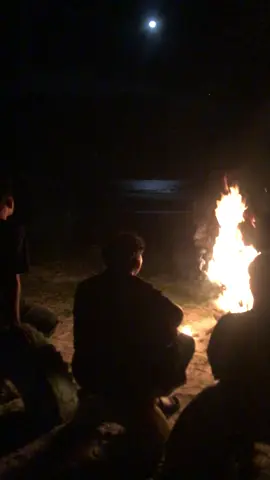 semua ada masanya #TemanSejati #MalamDiPanti #BulanDanCerita #KenanganIndah #PinggirPantiVibes #TemanSelamanya 