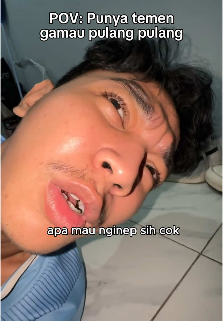 Kalo main dirumah orang sampe lewat 1 malam itu nginep kan berarti??! Coba sih kasih tau stan arti nginep itu apa, sampe masuk angin ini debatin nginep apa bukan😭 Untung ada @Tolak Angin, jadinya amann wkwkwkwkw. Inget ya, ORANG PINTAR MINUM TOLAK ANGIN🍃 #perutkram #genz #marah #ngakak 
