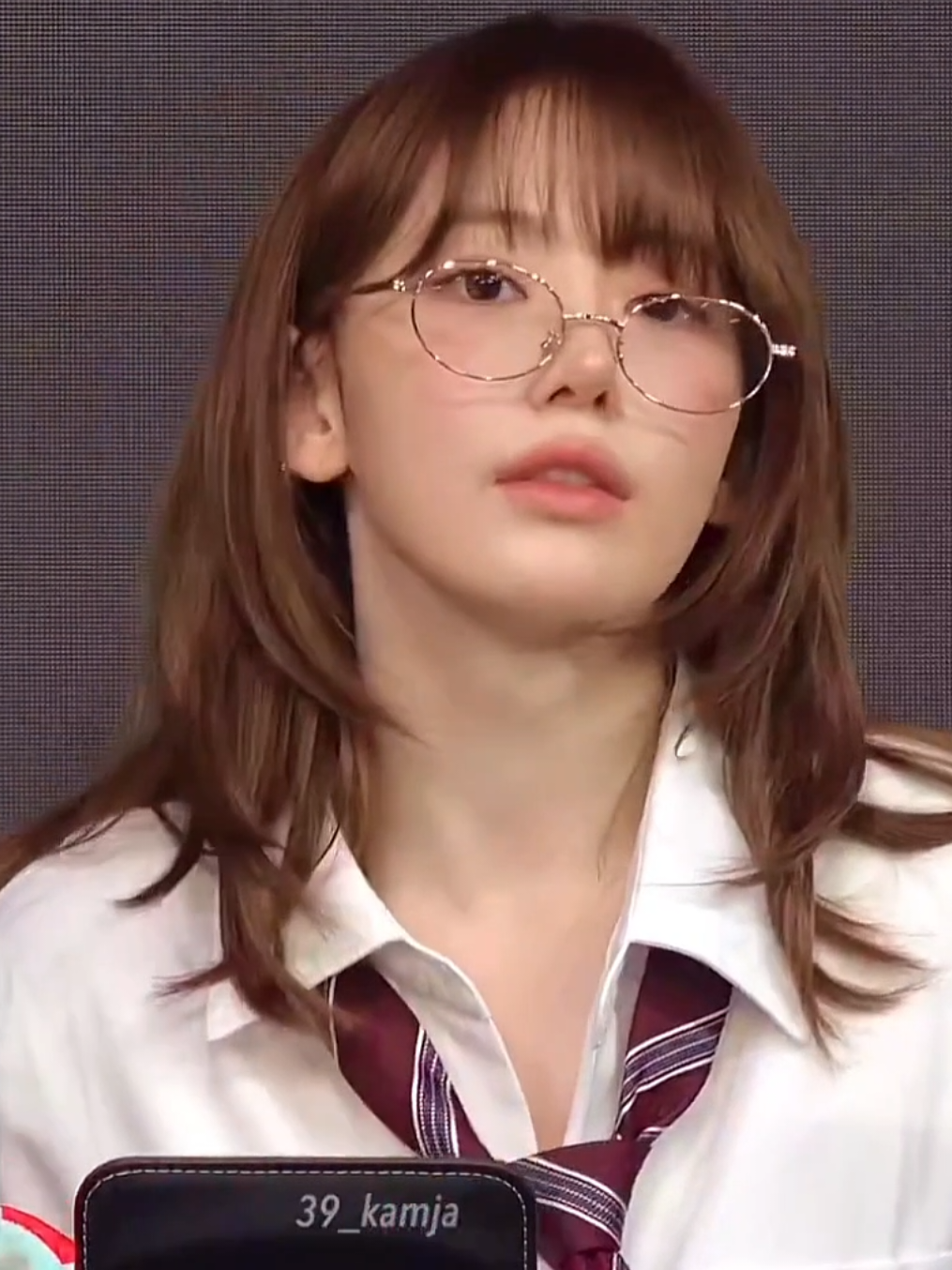 SAKURA with glasses and school uniform 🧎🏻‍♀️ #sakura #le_sserafim #lesserafim 