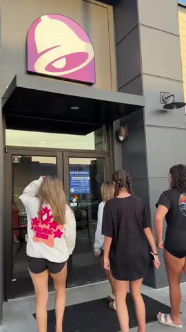 Ell opening her gifts 🤣💕🫶🏼 #fyp #viral #momanddaughter #mom #daughter #teen #preppy #tacobell #OOTD #grwm #Lifestyle 