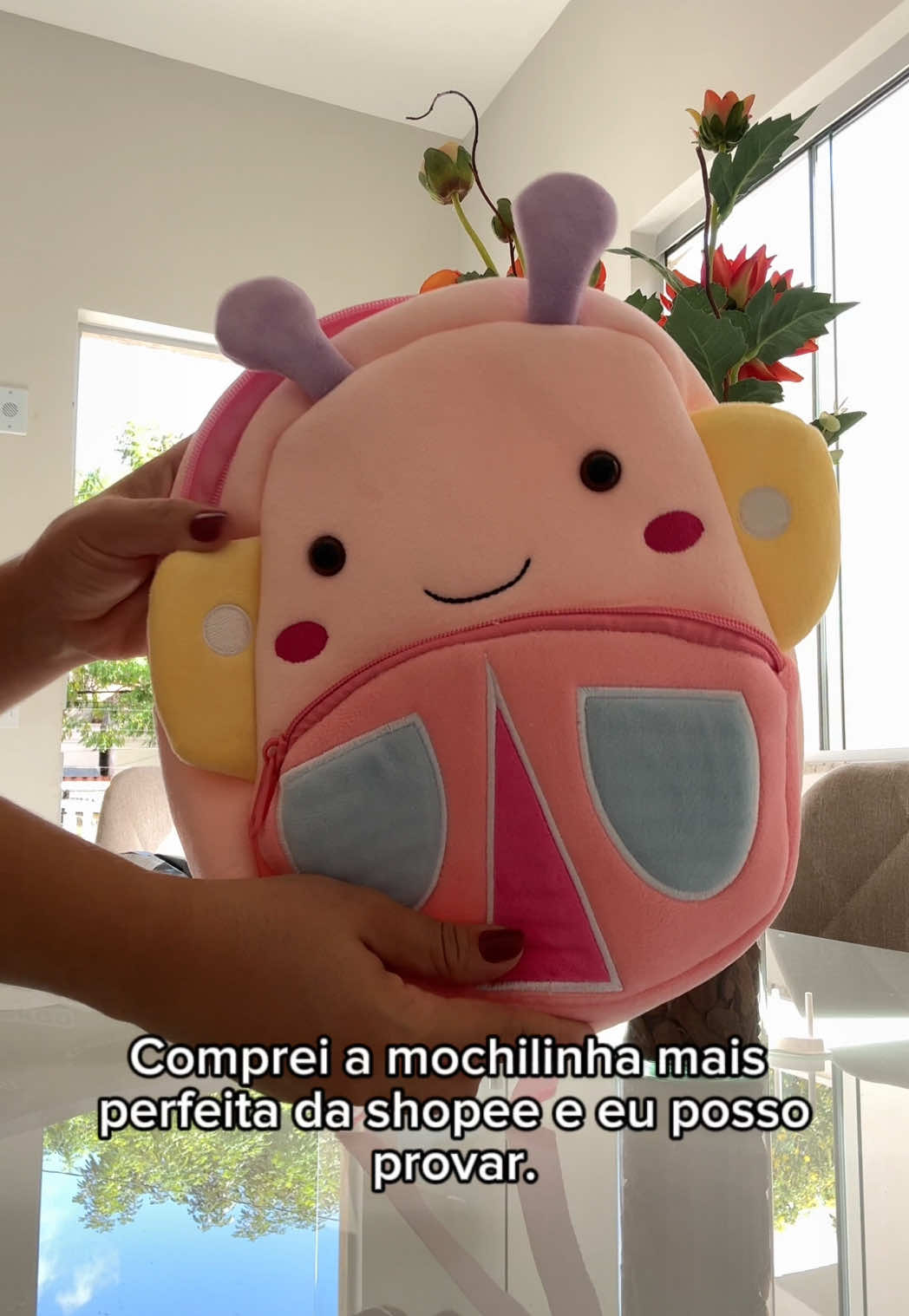 Eu tô surtando com esse achado.  Queria muito uma mochilinha para pequenos passeios (supermercado, parques ..) pra levar pouca coisa mesmo.  Eu sempre precisava carregar uma mochila enorme e isso não era prático, sabe?  Achei essa na shopee e a qualidade é impecável, além de ser muito fofa.  ID Shopee: CGC-DER-PNL #achadinhos #shopee #maternidade #mochilainfantil 