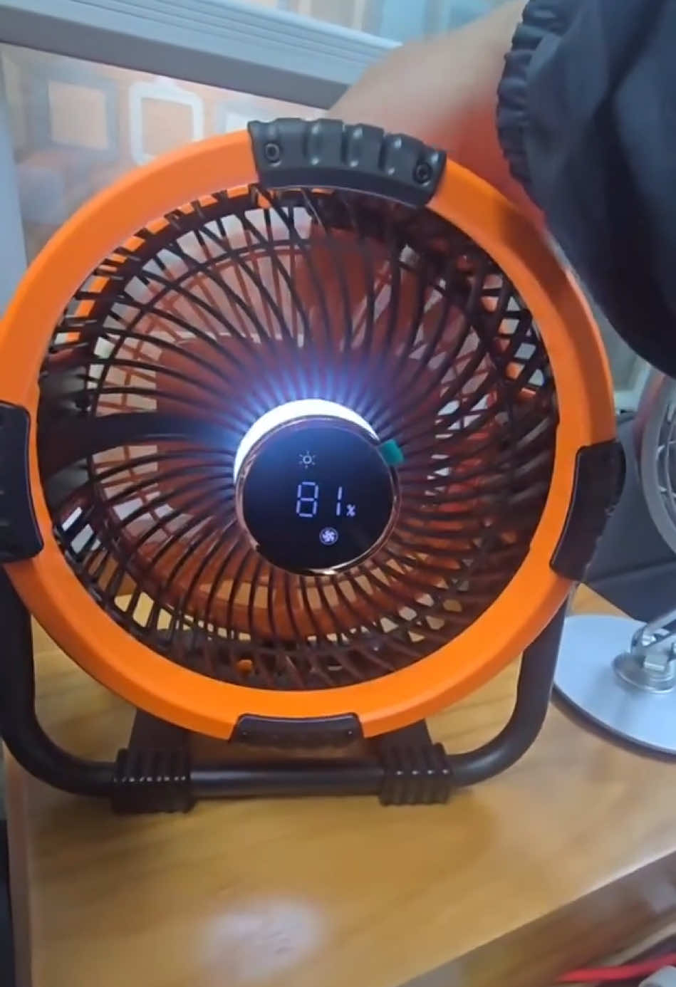 Quạt đẹp, đủ mạnh, gia công hoàn thiện đẹp! Quạt Tích Điện DELADEP Để Bàn 4 Cấp Độ Điều Khiển Từ Xa, Tích Hợp Đèn LED Dã Ngoại, Xoay 360, DÙNG GIA ĐÌNH