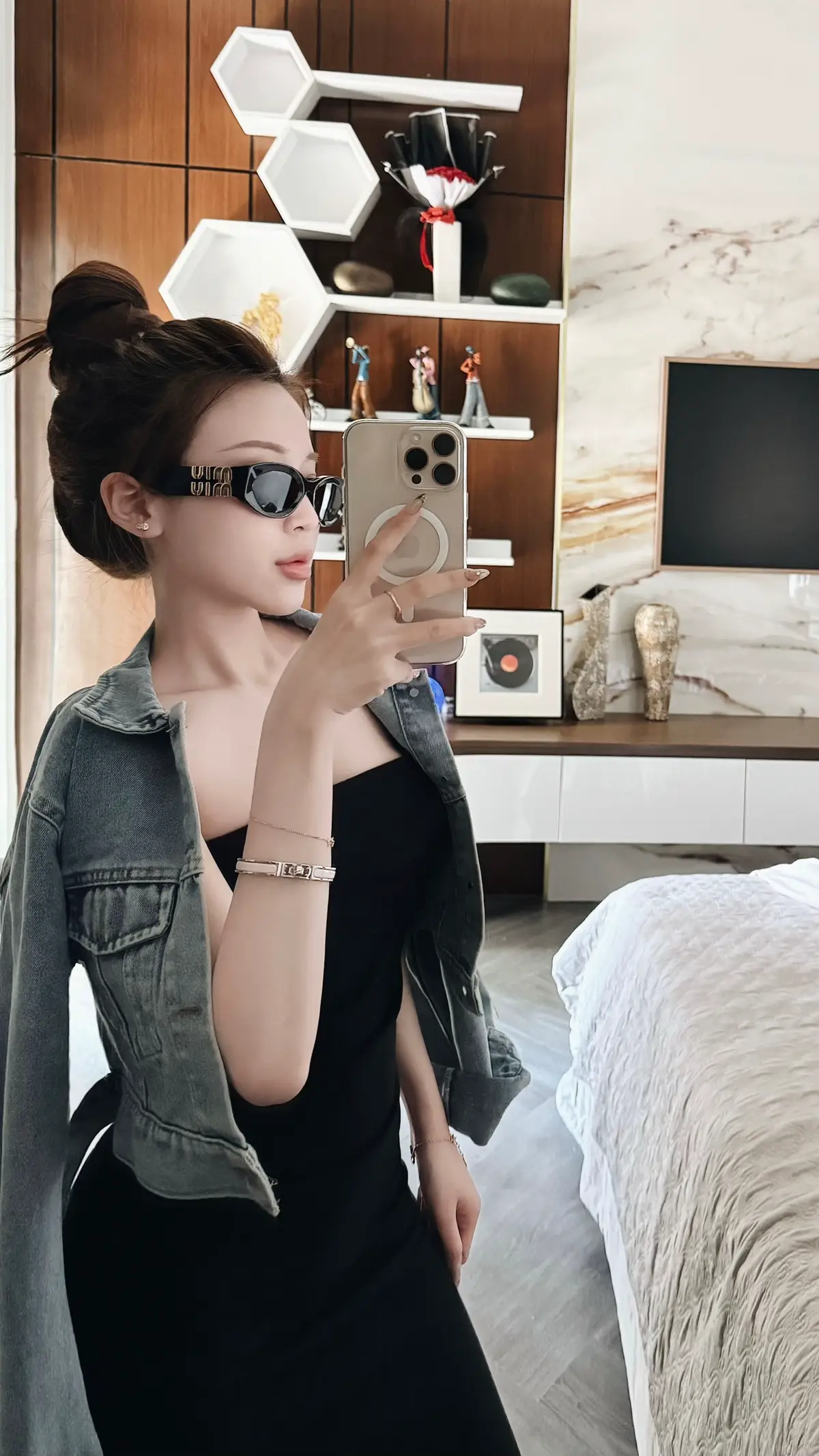 ta vì chàng mà náo loạn thiên hạ, chàng thấy ta lạ liền báo công an ...