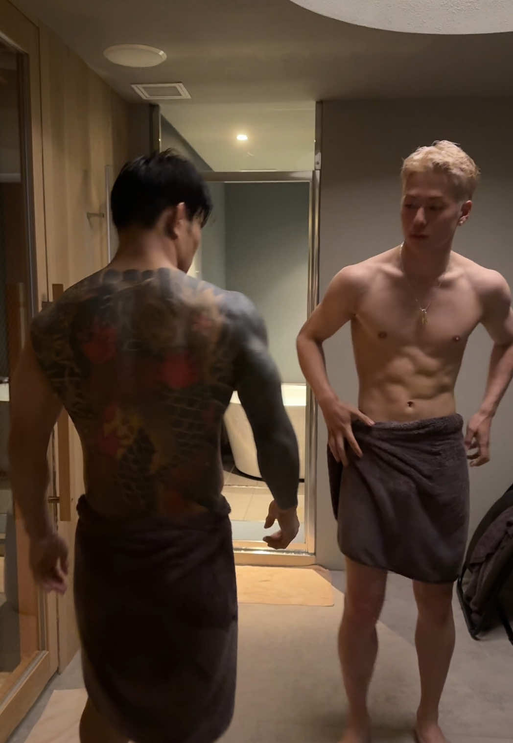 My bodyguard brother 😂😇 Support us both on May 31st!🤝🏻🇰🇷 @kintarou_7  @太志　/ マサカリチャンネル🪓🦊  #tattoo #kota #kintaro 
