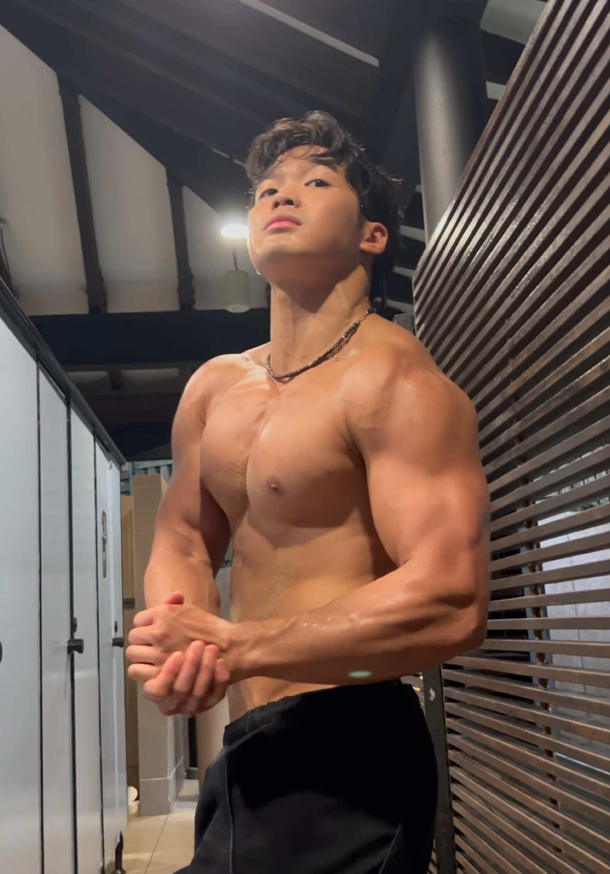 If you’re still chasing soreness, you’re missing the point. Soreness means you did something new, not better. My clients do not limp for 3 days, they actually get stronger. Stimulus over soreness, every damn time. Follow for smarter training that doesn’t leave you wrecked. #Fitness #gym #musclegrowth #strengthtraining