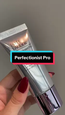 🌞 Protection solaire nouvelle génération 🌞 Le Perfectionist Pro Aqua UV Gel SPF50 d'Estée Lauder offre une triple défense :  🎀Anti-UV : SPF50 pour protéger contre les rayons UVA/UVB. 🌸Anti-pollution : formule enrichie en antioxydants (thé vert, vitamine C, lys tigré) pour lutter contre les agressions extérieures. 🫧Hydratation : texture gel légère qui hydrate sans effet gras. Idéale comme base de maquillage ou soin quotidien. Convient à tous les types de peau. 🥰