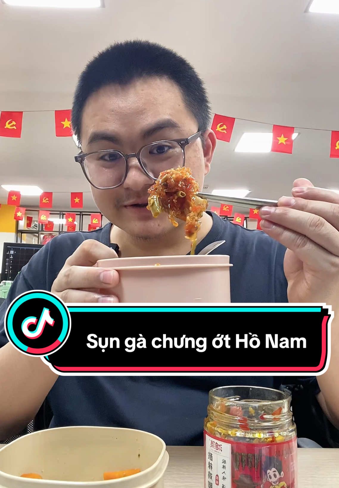 Thỉnh thoảng ăn mấy cái đồ chưng ớt của Hồ Nam bén ra phết 😝😝 Lọ này mua 1 mà được 2 nhé, có cả sụn gà lẫn rau tiến vua sần sật luôn. #cuong10yen #dailyvlog #mukbang #asmr #ancungtiktok #mangcomdilam #comvanphong 