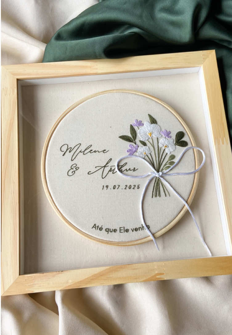 Muito mais que um simples porta-alianças: uma peça carregada de significado, amor e feita para durar por décadas🤍✨ • Feito sob encomenda, com carinho e exclusividade.   • Porta alianças de 20cm, perfeito para o seu grande dia!   • Para mais detalhes, entre em contato pelo link da bio ou pelo WhatsApp: (12) 98876-0743. #portaalianças #casamento #bordado #portaaliancasbordado 