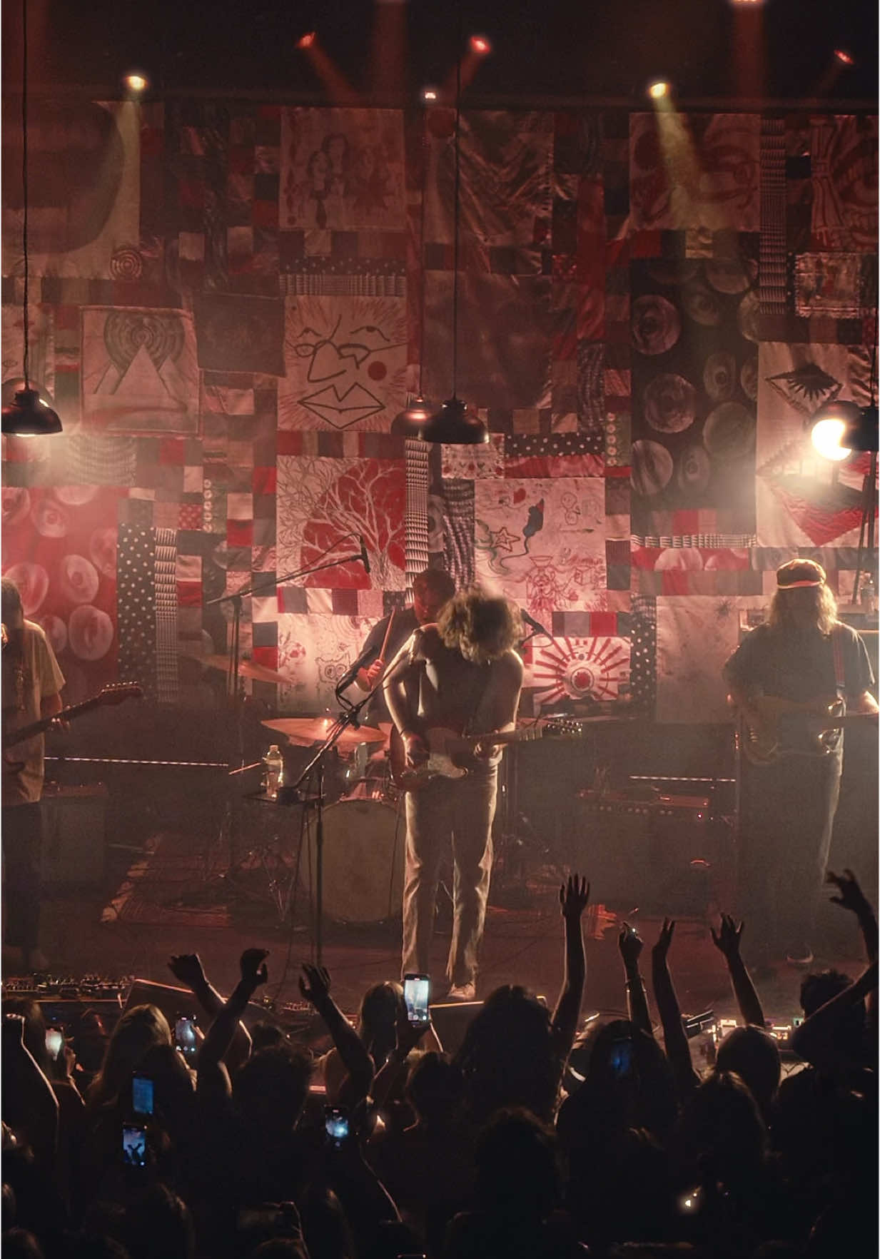 Columbia 🖤 shouts out to @jonnysday 🥸  Video by @byseanboy on Instagram Tickets available at the link in bio. #BSL #OnTour #livemusic #newmusic #thebackseatlovers #backseatlovers #jonnysdayout 