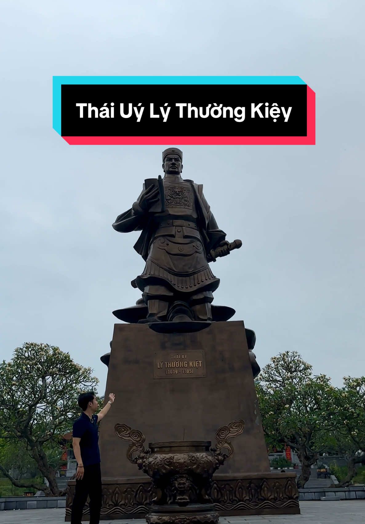 Thái úy Lý Thường Kiệt được đúc bằng đồng. Tượng được tạo tác trong tư thế đứng, mình mặc quan phục, tay phải cầm chiếu thư, tay trái cầm đốc kiếm. Tượng đứng trên bệ, chiều cao tổng thể là 9m, trọng lượng 16 tấn. #tamlinh #xuhướng #lythuongkiet 