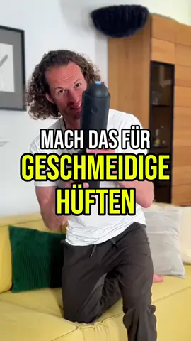 KOMMENTIERE HÜFTE und ich sende dir den Link zu meinem kostenlosen 25-Minuten-Video mit 5 weiteren Übungen, damit du deine Hüfte freier und schmerzfreier machst! 🔥 Im Reel siehst du drei Power-Moves, die du direkt zuhause umsetzen kannst: 1️⃣ 🌀 Rolleneinzug Klemme eine Rolle oder ein Handtuch zwischen deine Oberschenkel und führe sie langsam an der Couch nach unten. Spüre, wie deine Adduktoren aktiviert werden und deine Hüfte sich öffnet! 2️⃣ 🔗 PATband-Seilzug Befestige das PATband als Seilzug oder führe den Cross-Schritt einfach ohne Band aus: Setze einen Fuß hinter deinen Körper, zieh dich kontrolliert zurück und aktiviere so Gesäß und Hüftstabilisatoren. 3️⃣ 🦶 Dynamischer Ausfallschritt Mach einen Ausfallschritt nach hinten, lehne deinen Oberkörper leicht nach vorne, steig dann mit dem vorderen Bein auf den Hocker und richte dich kraftvoll auf. Das stärkt Hüftbeuger, Po und Core in einem fließenden Ablauf! Führe jede Übung 10–15 Wiederholungen pro Seite aus – ganz nach deinem Level. Spüre, wie deine Hüfte beweglicher wird und dein unterer Rücken entlastet! KOMMENTIERE HÜFTE und hol dir jetzt das kostenlose 25-Minuten-Video mit 5 weiteren Übungen! 🎥💪🦵 #Rückenschmerzen #Hüftschmerzen #HaltungVerbessern #Schmerzprävention #Rückenstärkung #WirbelsäuleGesund #Hüftmobilität #GesundBewegen