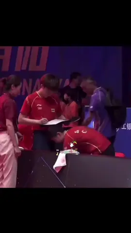 Một người dám hành động-một người dám bất động😅 Sha ko ngại, Khâm ko ngại, vậy ai ngại? Chị áo đỏ đứng cạnh ngại!😅Tình huống diễn ra hết sức tự nhiên. Tui hỏi thiệt mí bà nếu ko phải ck mí bà có dám tự nhiên vậy ko? #tondinhsa #sunyingsha #shatou #wangchuqin #vuongsokham #xuhuong 