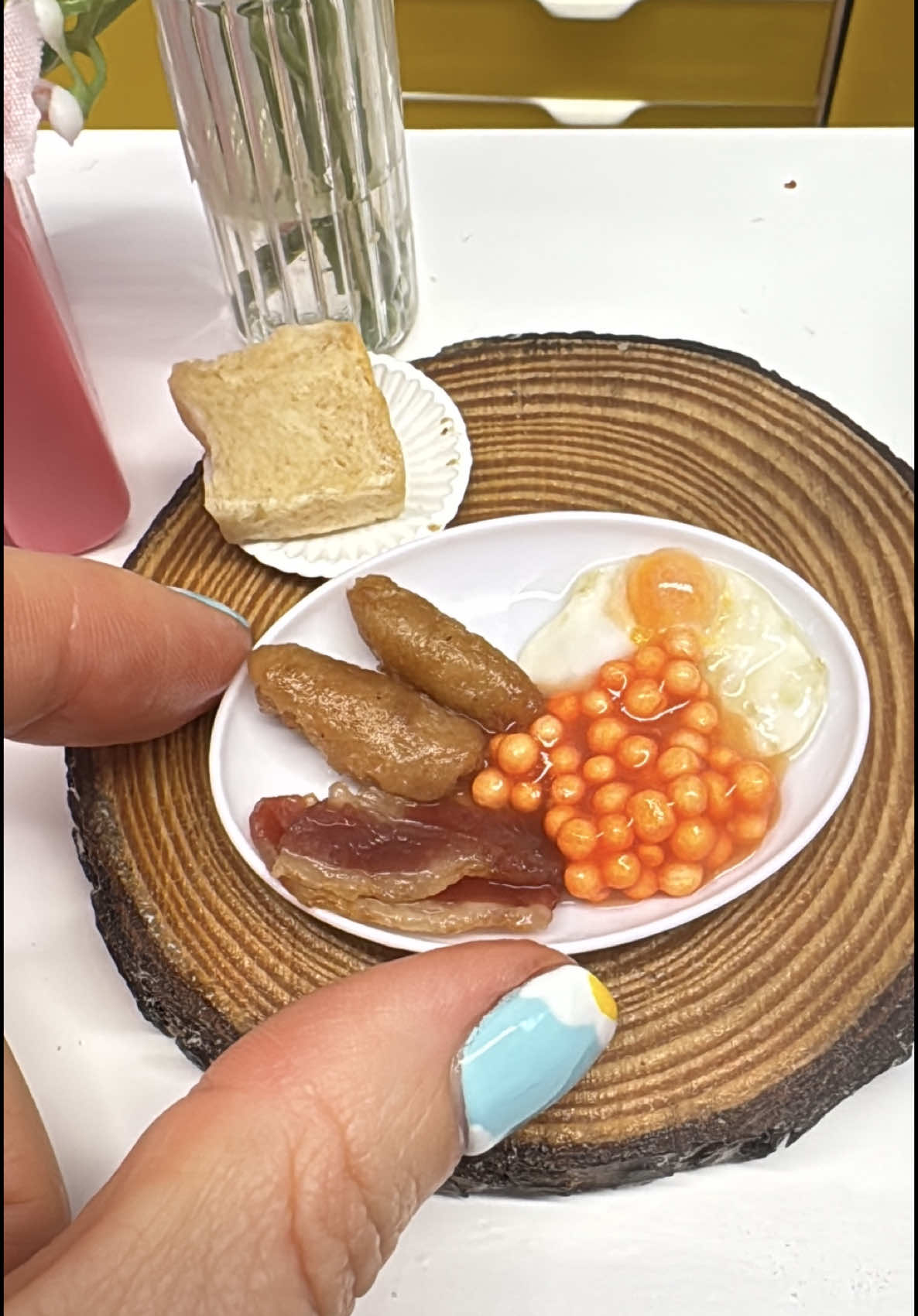 Tiny Big Breakfast in the Mini Bakes kitchen, not my full moshings but bacon, sausage, egg, beans and slightly toasted bread! What’s on your breakfast plate. I’m cooking more #breakfast #tinyfood #mini #foodies 