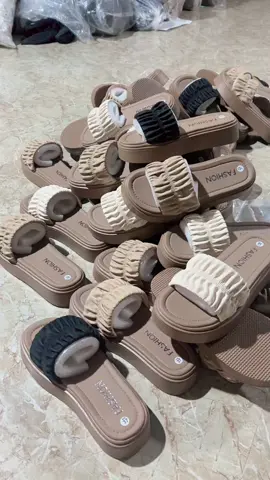 Dép lê chị em ơi. Đi chơi dệp mê ự#dép #deple #depthoitrang 