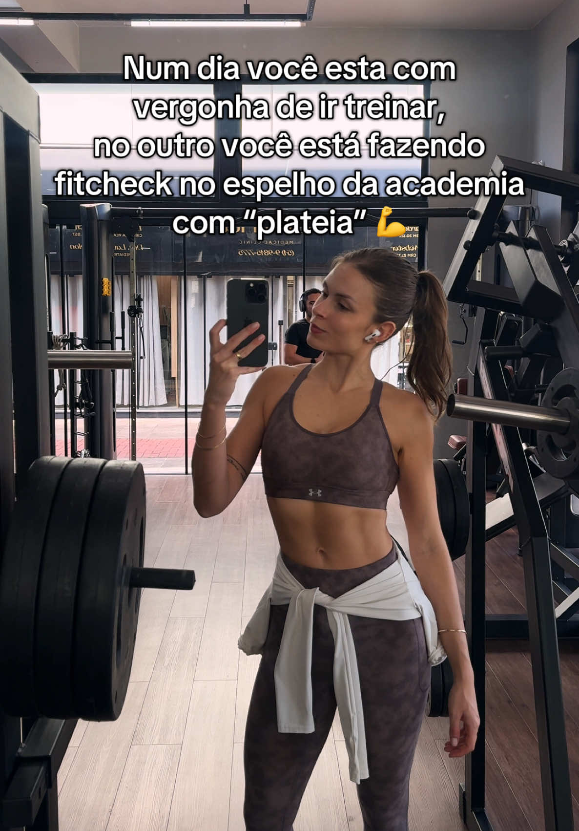 Perdendo a vergonha e fazendo fitcheck no espelho da academia é um marco na vida da pessoa envergonhada 💪🙂 #fyp #viralvideos #creatorsearchinsights #espelhoacademia 