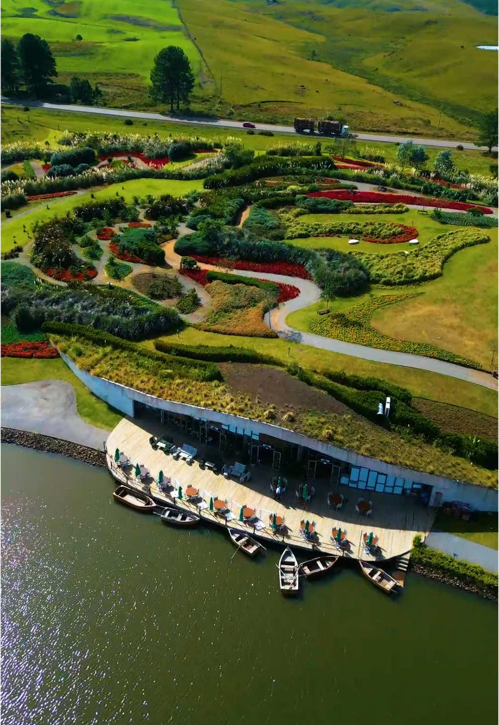 De flor em flor, de paisagem em paisagem, cada cantinho revela um pedaço da nossa essência: feita de natureza, beleza e emoção. 😍🌸 Visite o maior parque de flores das Américas! Adquira seu ingresso pelo link da nossa bio.  *Esses belos registros dos jardins foram feitos no dia 22 de abril, o mundo vivo muda todos os dias, por isso, cada dia nosso parque está diferente!  #mátria #parquedeflores #flores #parquedefloresnors #flores #mátriaparquedeflores #serragaúcha #sãofranciscodepaula