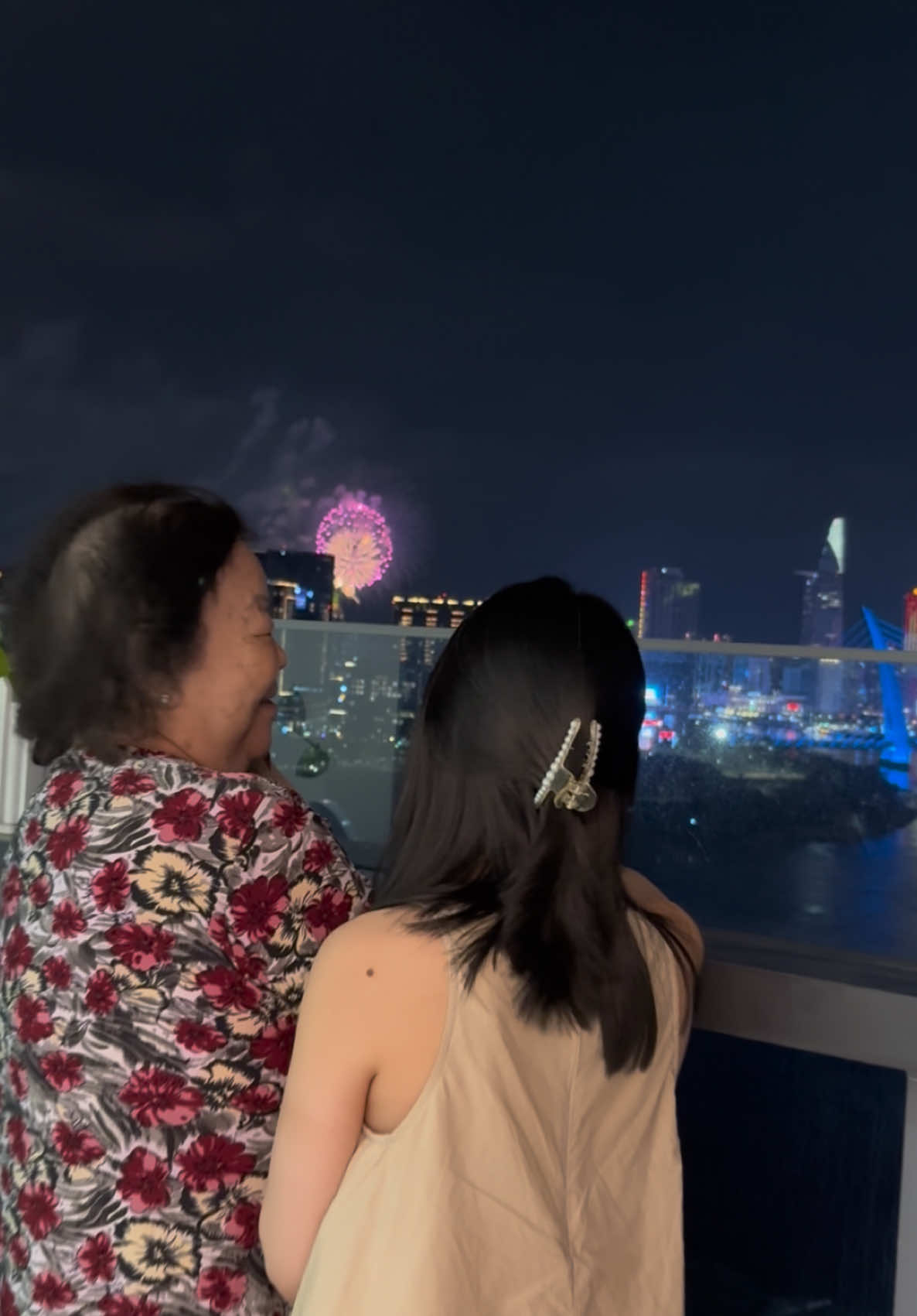 Nay bà cháu cùng xem pháo hoa 🎆🎆 #vietnam #hochiminh #30thang4 #saigon #viral #video #phaohoa #binhyen 