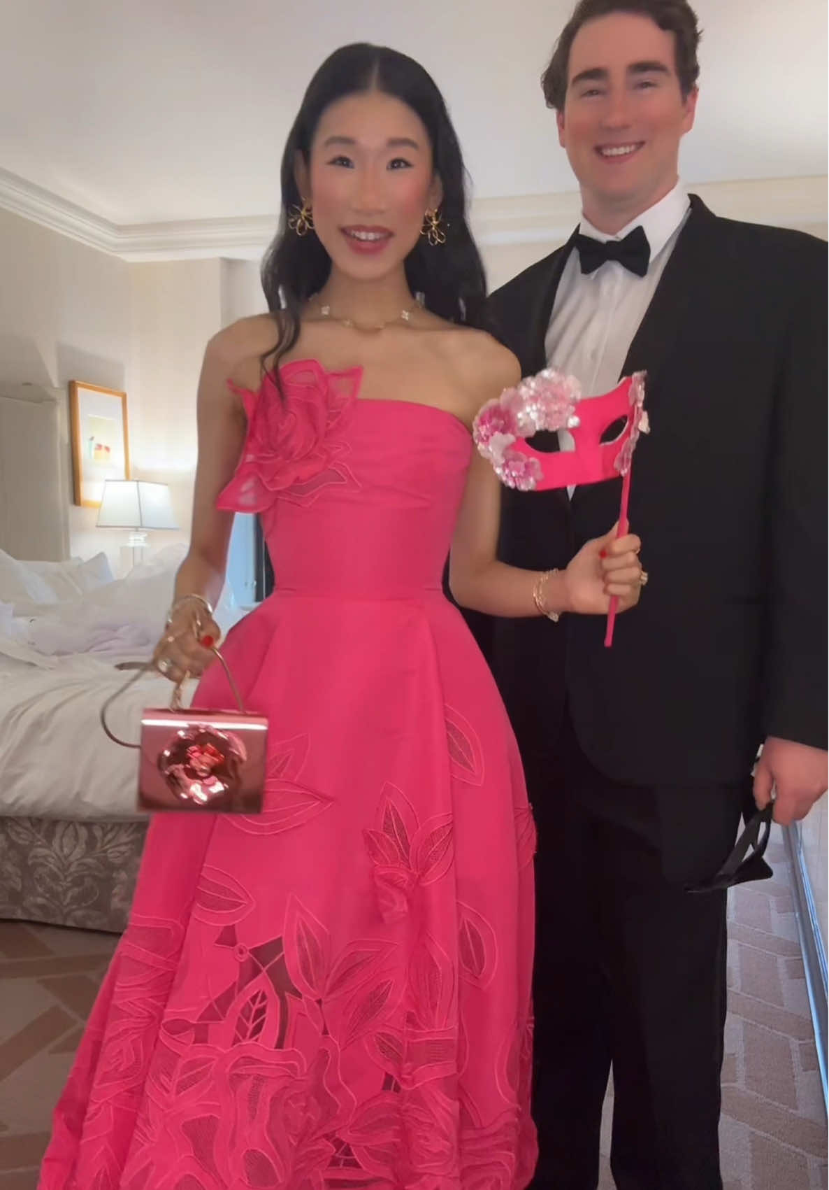 Come to a ball with me!❤️🧸 Now back to SF!  #ootn #fashiongirl #highfashion #vca #jewelrytour #hautecouture #ball #gala #oscardelarenta #savevenice #ballgown #datenight #luxuryfashion #designerootd #luxuryootd #luxuryunboxing #chanelbag #masquerade @Oscar de la Renta 