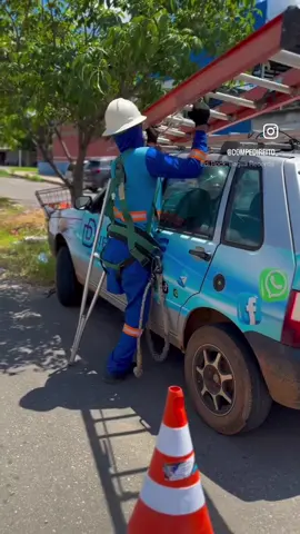 Desafio no caminho? A gente encara com pé direito - sempre! Na rotina da telecom cada poste é uma conquista, cada subida é superação. O limite só existe na nossa cabeça 🚀#VidadeTecnico #Telecom #ComPéDireito #provedordeinternet 