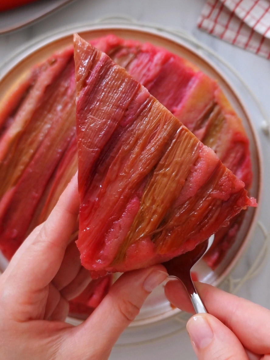 gluten-free rhubarb upside down cake 🤤🫶 soft, buttery vanilla sponge and a layer of juicy, sweet-tart rhubarb – and it's super easy to make, it's really a fail-proof recipe!! #rhubarb #cake #vanillacake #upsidedowncake #glutenfree #baking 