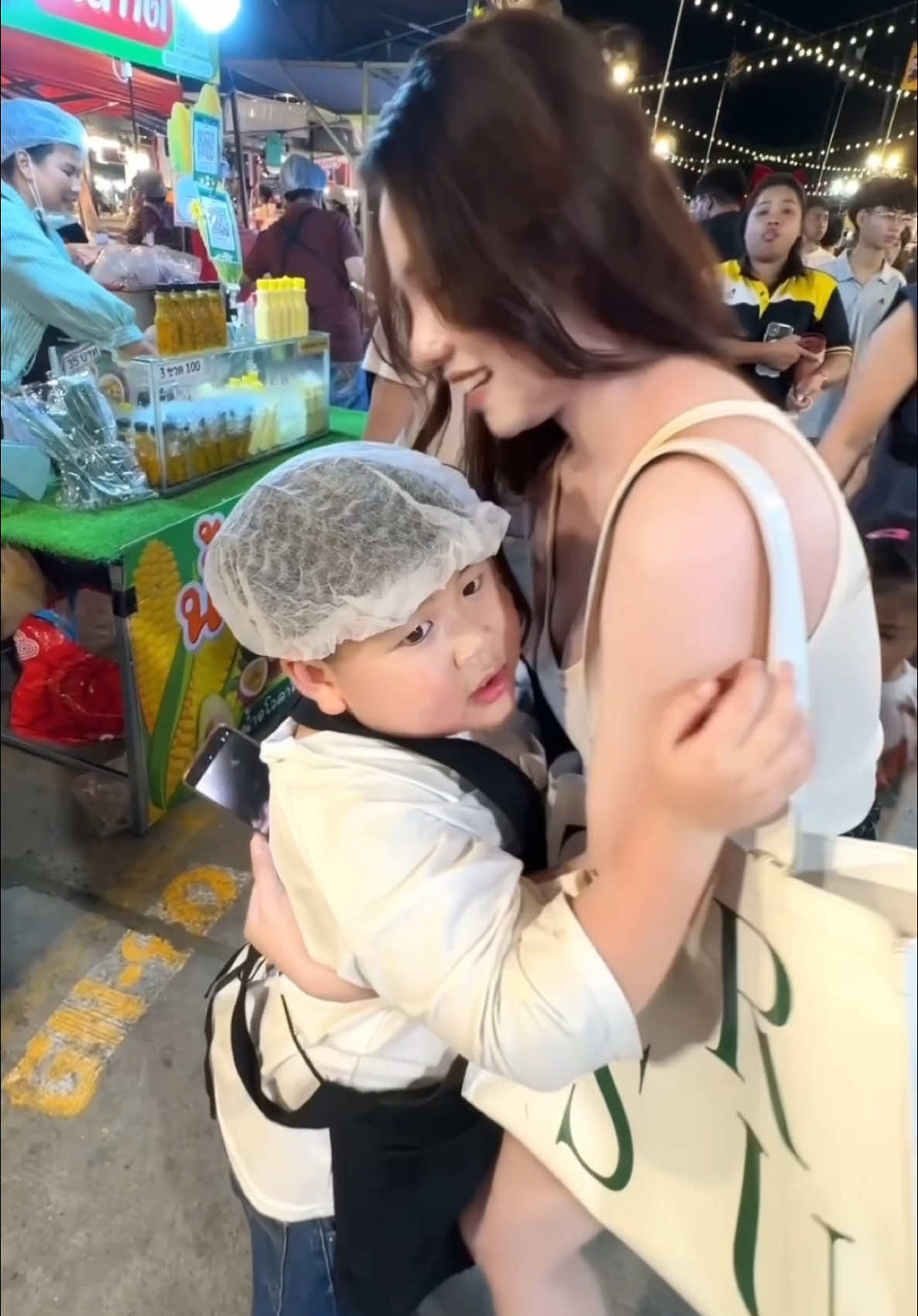 วิ่งมากอด มาจุ๊บ น้องน่ารักมาก 😂🥰#เฮียบัณฑิตพี่กระชาย #ตลาดเซฟวันgo #น้ำข้าวโพด