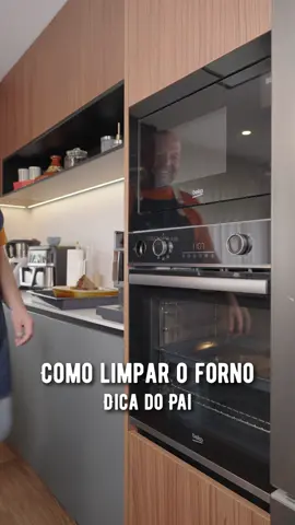 Depois das delícias da Páscoa, nada como pôr a cozinha a brilhar!✨ E nós temos os melhores truques para deixar o teu forno como novo. Para o interior, basta ligar o programa vapor. O forno limpa-se sozinho e só tens de passar um pano no fim. Para o vidro exterior, basta desencaixar, lavar e voltar a colocar. Mais fácil que isto ? Impossível! 🙌 Se gostaste destes truques de limpeza, conta-nos tudo nos comentários👇 Boas limpezas...e boas receitas só com a @beko.pt e @apitadadopai ❤️ #limpeza #dicas #truques #apitadadopai #beko 