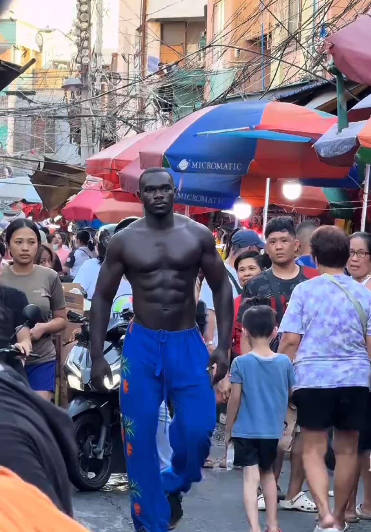 Bodybuilder in public reactions 😳🙆🏽‍♂️#fyp #xyzcba #blackmen #melanin #model #gymnastics #philippines #Lifestyle #confidence 