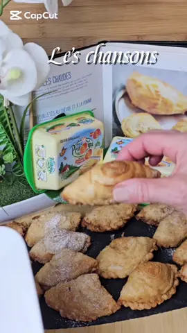 قليل لي رايحين يعرفونها خلولي رأيكم في التعليقات  .Remplissage de tarte 400-450 grammes de pommes 1 cuillère à soupe de beurre 50 grammes de sucre  1/4 cuillère à café de sel 1/4 CC de cannelle en poudre 1 cuillère à soupe de fécule de maïs 1-2 cuillères à soupe d'eau 1ère pâte 300 grammes de farine tout usage 1 cuillère à soupe de sucre 1 cuillère à café de sel 110 ml d'eau 75 ml d'huile végétale 2ème pâte 130 grammes de farine tout usage 80 grammes de beurre salé . #france #جزائر #جزائر #marseille #ترند #شعب_الصيني_ماله_حل😂😂 #اطبخ_علي_تيك_توك #جزائري🇩🇿 #شاشه_سوداء 