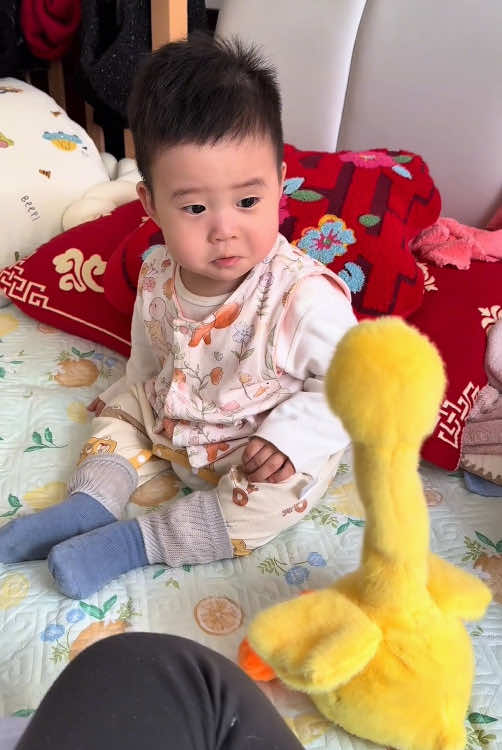 Look at the new toy that the child’s father bought for the baby😂#baby #fyp #funnyvideo #funny #usa 