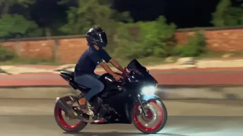 Ab na maane Mera dil ke na tere kabil😄 #fypシ #fypageシ #foryoupage #fypage #fypviralシ  #gsxr  #gsxr150 #gsx150indonesia  #bikeride #findingher  #viralchallenge #viralvideo  #300feethighway #viewer  #fypシ゚viralシfypシ゚viralシalシ