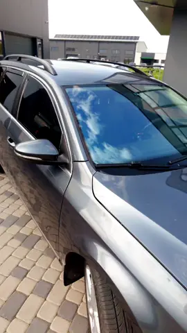 Тонування лобового атермальною плівкою. Атермальна плівка на лобове скло автомобіля ставиться для того, щоб зменшити нагрів салону від сонячного випромінювання. Вона виконує кілька функцій: 1. Відбиває інфрачервоні промені — ті, що викликають нагрів. Завдяки цьому в салоні прохолодніше в спеку. 2. Зменшує ультрафіолетове випромінювання — тобто захищає оббивку салону та шкіру пасажирів від шкідливого впливу UV-променів. 3. Покращує комфорт — особливо влітку, зменшуючи потребу в сильному охолодженні кондиціонером. 4. Може знижувати яскравість сонячного світла — не затемнюючи при цьому видимість. Наші послуги:  🟡Мийка авто в три фази 🟡Детейлінг хімчистка салону 🟡Полірування ЛФП авто 🟡Тонування авто 🟡Реставрація та фарбування шкіри 🟡Реставрація фар та захист 🟡Захист ЛФП кварцевим покриттям 🟡Шумо_ізоляція салону 🟡Оклейка захисними плівками 🟡Передпродажна підготовка WELCOME➡️➡️➡️ @gl_studio_detailing. ☎️+38 096 460 82 34 @gl_carwash_mukachevo ☎️+38 096 008 00 10 @gl_llumar_studio #мукачево #детейлінг #хімчистка #тонування #полірування #кераміка #поліуретановаплівка #автомийка #рекомендації #рекомендации #хуст #ужгород #тячів #берегово #свалява 