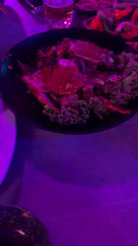 这些菜一百多。海边酒吧很快乐。