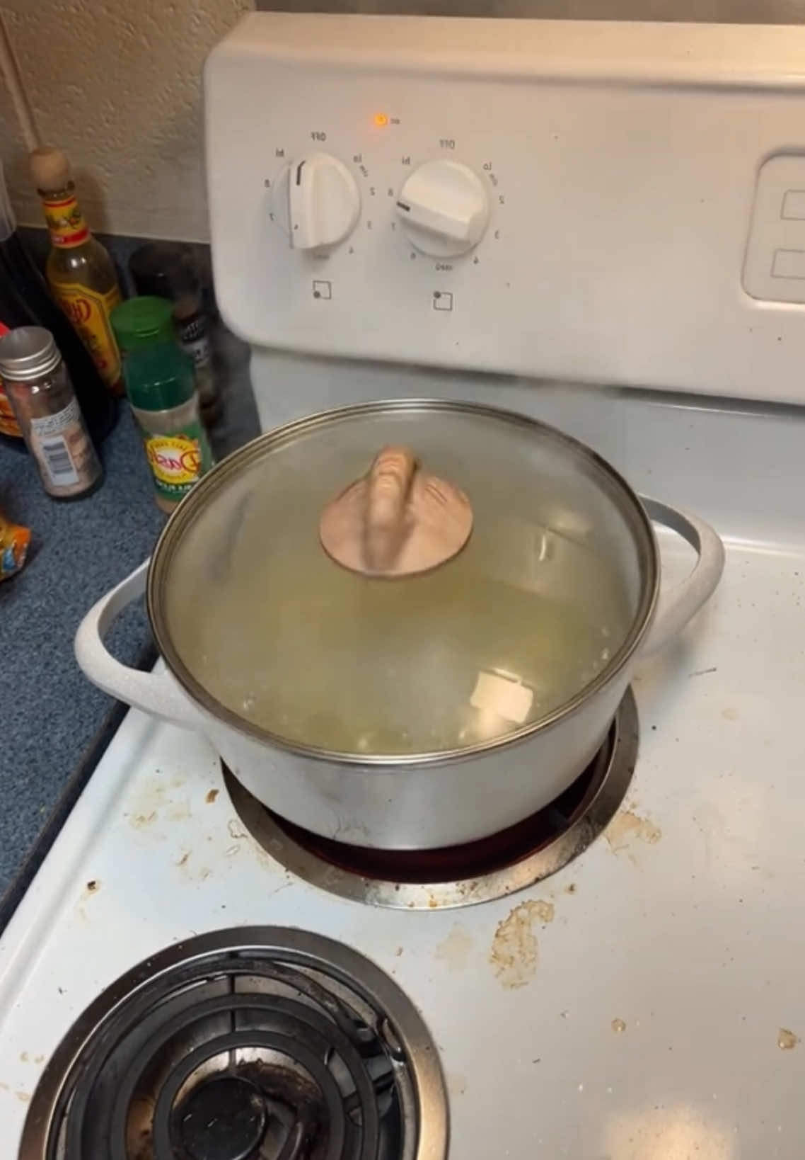 Oddly Satisfying But Why Is The Pot Spinning? 😳 #potspinning #pot #potlid #potlidspinning #spinning #LifeHack #satisfying #oddlysatisfying #fyp  