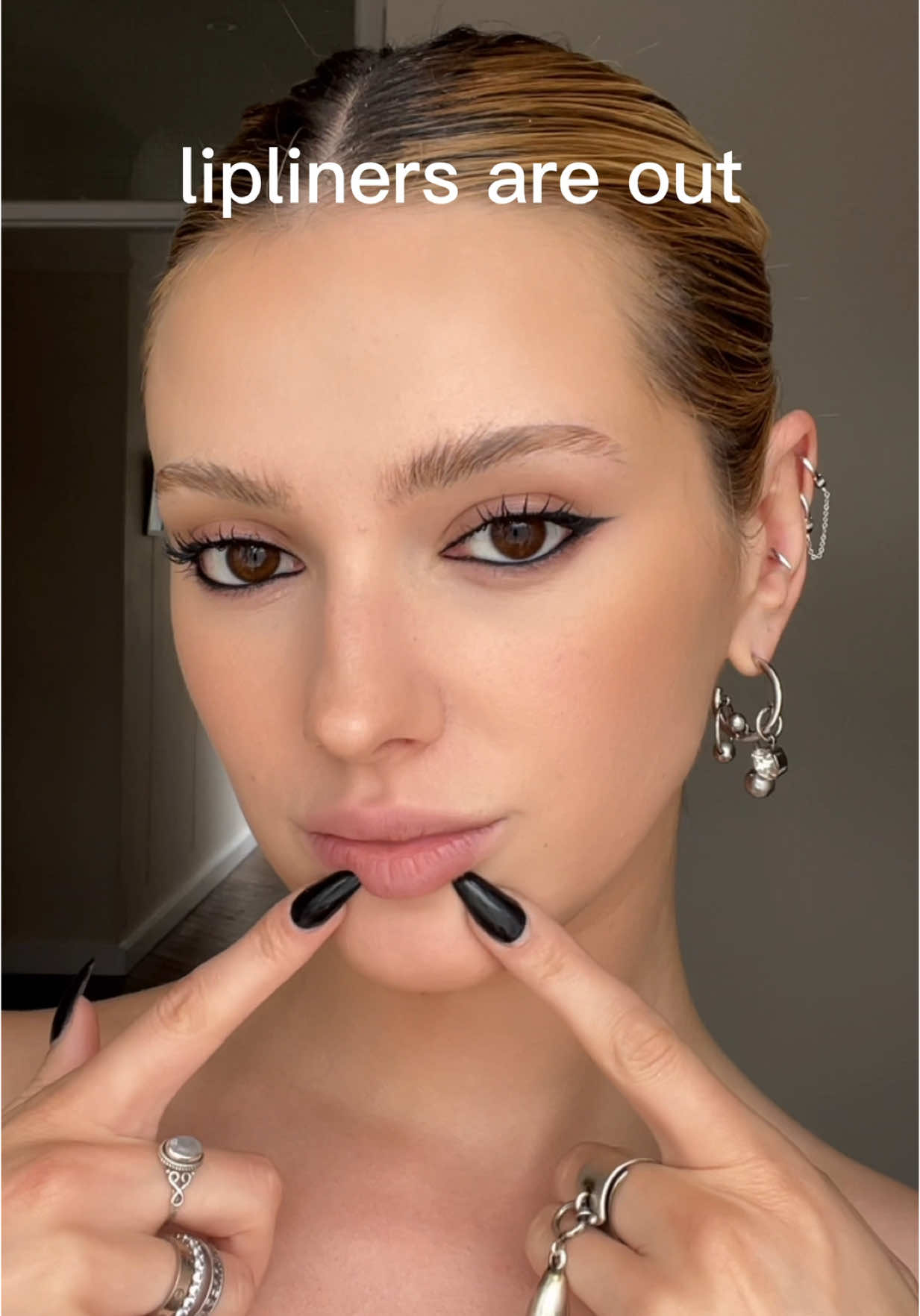 ad are lipliners out??? here’s 3 other ways to define your lips 💋 #makeup #beauty  @Fenty Beauty contour stick  @Lancôme  L'Absolu Rouge Cream ‘mademoiselle amanda’ lipstick  @Armani beauty lip power lipstick ‘102’  @YSL Beauty love shine gloss ‘02’  @Sarah Cheung lip stain ‘muah-ve’  fenty gloss bomb stix ‘hot chocolit’