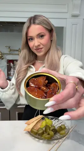 Smoked salmon w/ sichuan chili crisp 🌶️ OMG 👌👌👌 @Fishwife @firehookcrackers @Wegmans #fishwife #tinfish #tinnedfish #fish #smokedfish #smokedsalmon #fishtok #eatwithme #SnackTime #healthysnack 