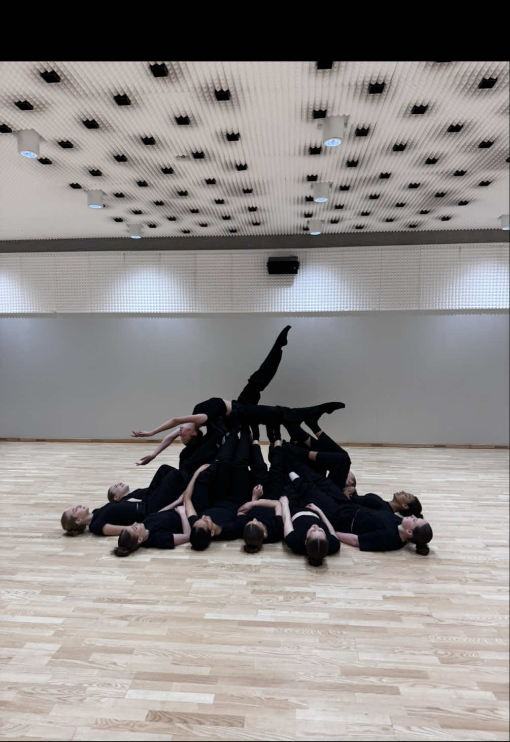 Probably needed a hug… did a fotshoot instead 🫶🏼  Balletschool Capriccio 🩰🤍  #balletschool #capriccio #fotoshoot #shooting #dance#dance #create #Love #dancefamily #sportin #moderndance #ballet #ballettiktok #foryoupage❤️❤️ #viralvideos 