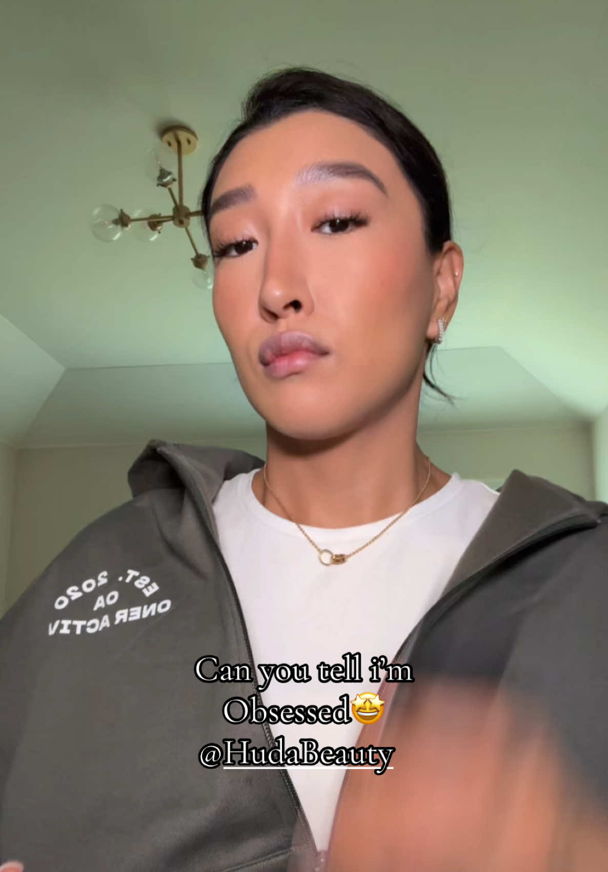 @Huda Beauty @Huda @hudabeautyshop what is in this?!🤭 because my skin loves it😍 #hudabeauty #huda #hudabeautyeasybake 