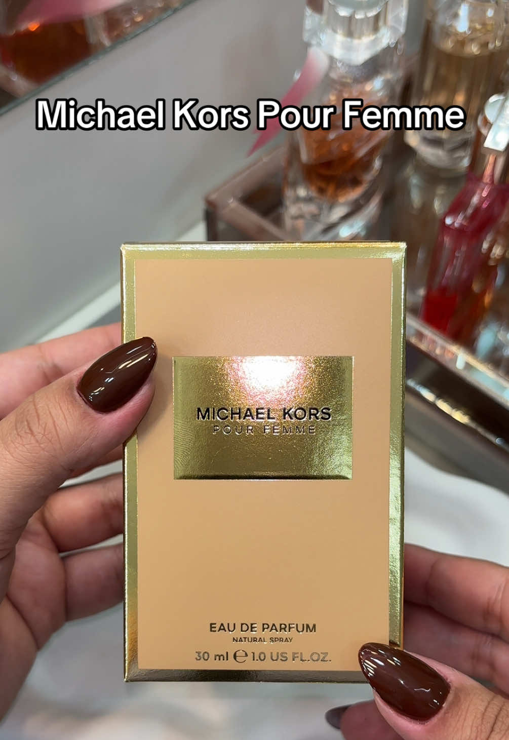 Esse frasco é um show a parte né?! Mas a fragrância também não fica para trás 🫶🏼  Eu diria que é um perfume que não tem erro, sofisticado e sedutor na medida.  Com uma boa projeção e fixação já se tornou um queridinho por aqui! #perfumetiktok #perfumetok #fyp #perfumefeminino #michaelkors #perfumeimportado #belezafeminina 