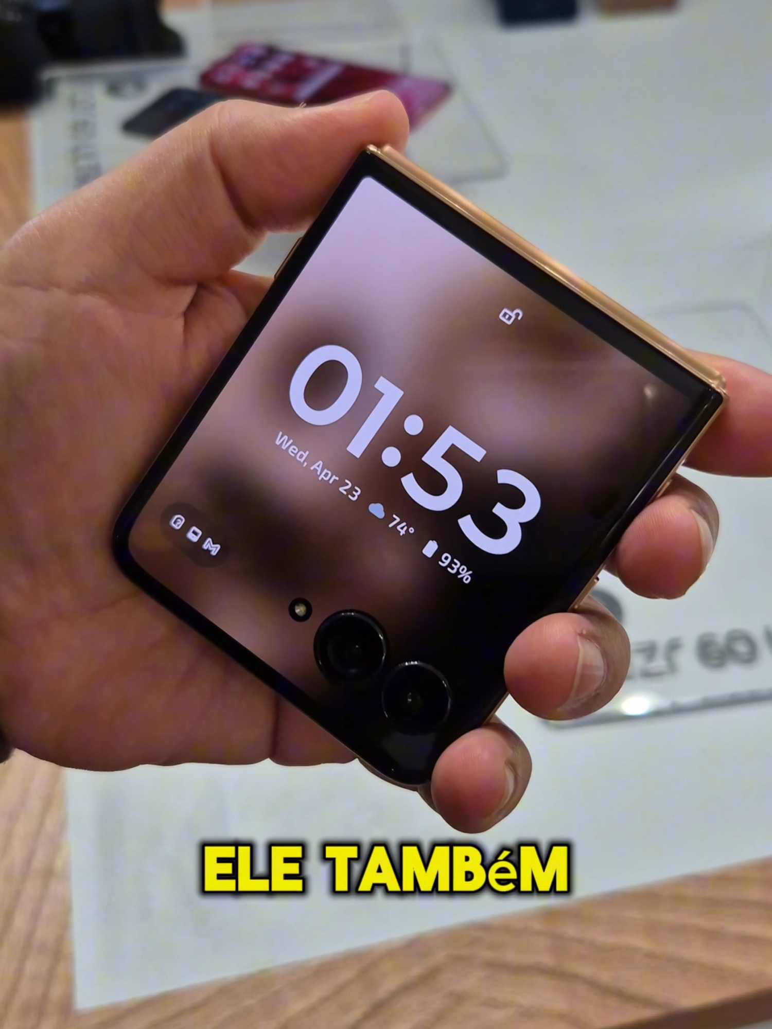 O Razr 60 Ultra agora tem bateria maior! São 4700 mAh, mais 16GB de RAM e chipset Snapdragon 8 Elite! A tela interna cresceu para 7 polegadas e o aparelho ganhou proteção IP 48 contra água e poeira! São um total de 3 câmeras, principal, ultrawide e interna, todas com 50MP. Ele traz opções com 512GB e 1TB de armazenamento e ganhou os recursos de inteligência artifical do Moto AI. . . . . #razr50ultra #razr50 #motorola