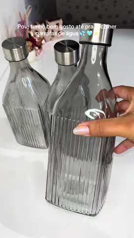Achei as garrafas de água para combinar com o jogo de copos que tenho canelado, a cor é cinza e é linda até a minha geladeira por dentro vai ficar bonita e organizada. 😮‍💨 #geladeira #garrafa #agua #❤️  #shopee 