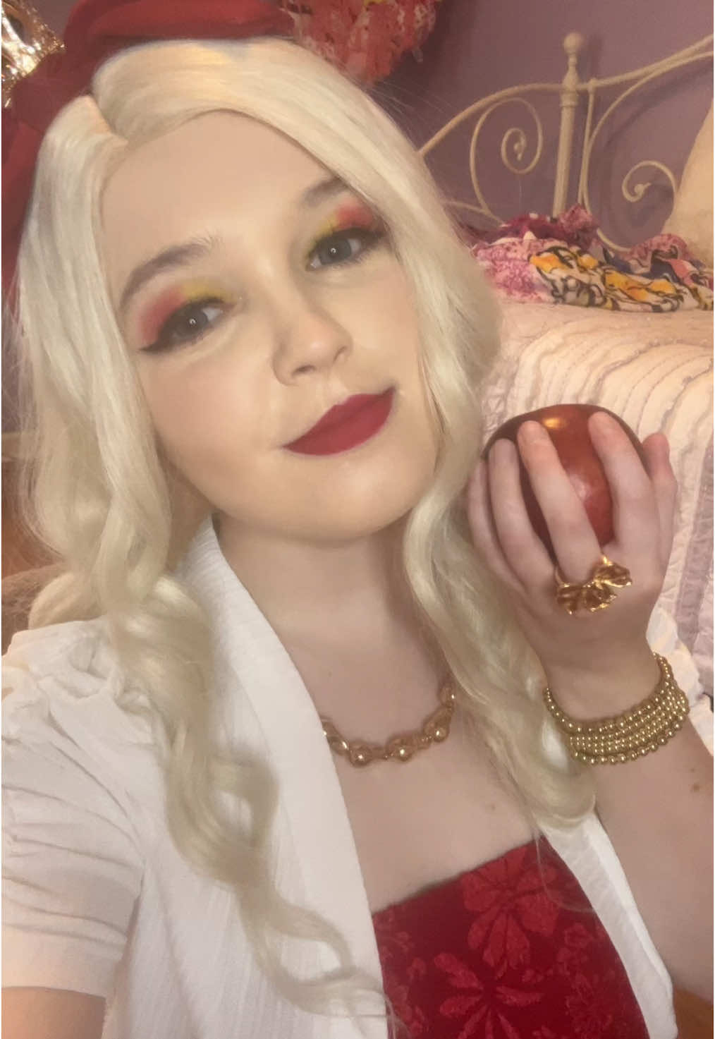 nostalgia cosplay anyone?? 🍎👑 #applewhite #everafterhigh #cosplay #everafterhighcosplay #applewhitecosplay #eahcosplay 