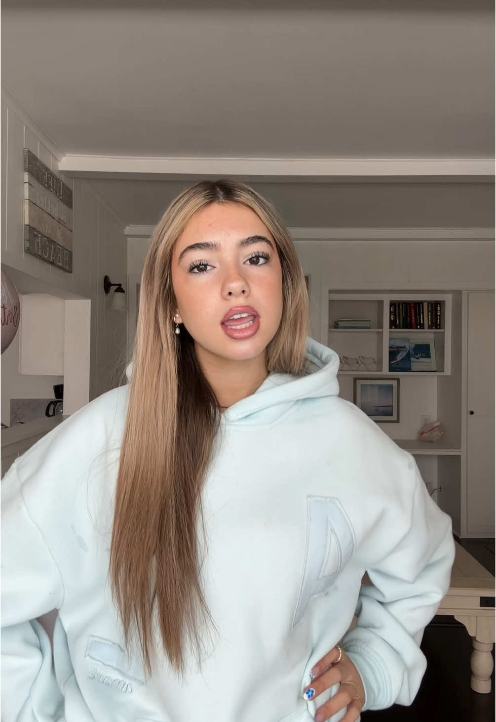 This hoodie😍@amaré #fyp #foryou #foryoupage #blowthisup #viral #sounds #audios #soundstouse #audiostouse #audiogirl #lipsync #outfitinspo #outfitideas #outfit #hairstyle #makeup #MakeupRoutine #makeupinspo 