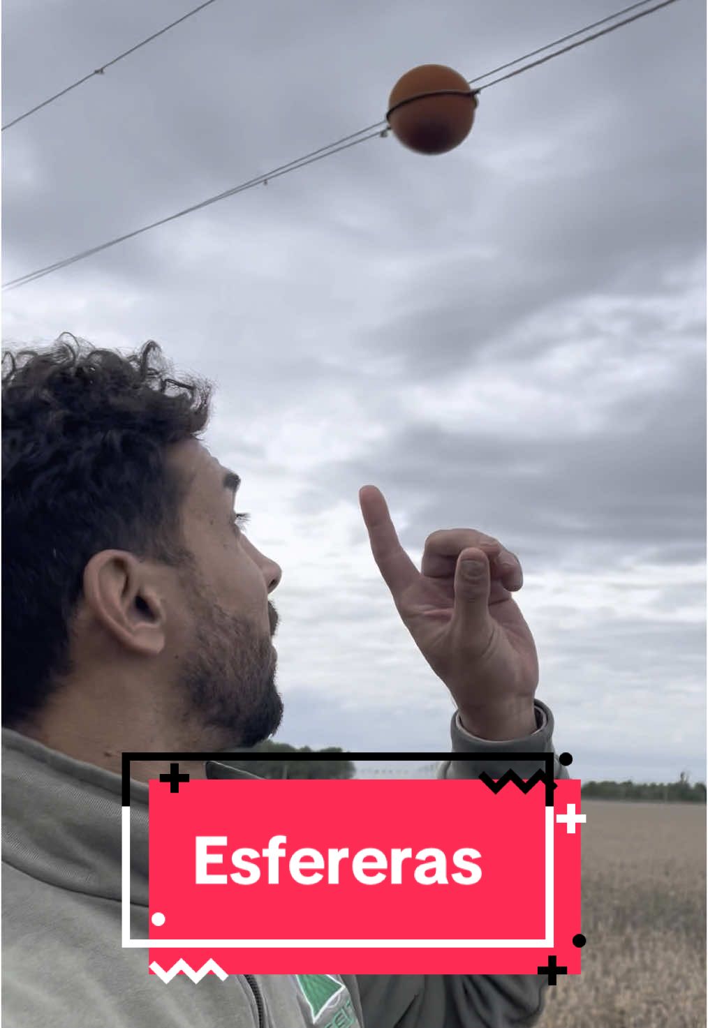 Para qué sirven las bolas naranjas en las líneas eléctricas? #mediatensión #electricidad #liniero #trabajoenaltura #altatensión #seguridadaérea #LineasEléctricas #MarcadoresEsféricos #ingenieríaeléctrica 